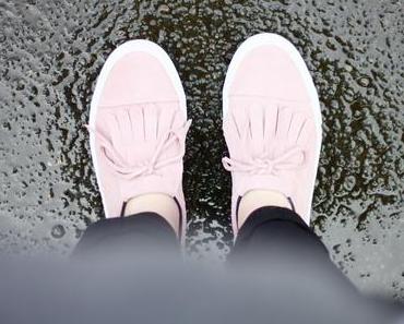 TURTLENECK, PLEATED PANTS & FRINGED SHOES