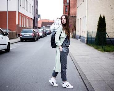 Frühlingsoutfit mit Trenchcoat und Sneaker