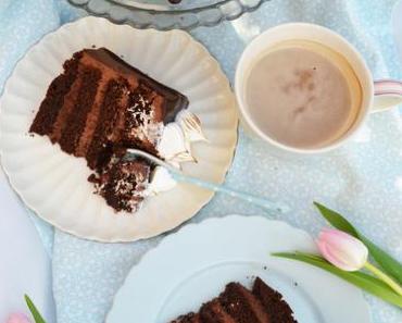Sweet Love! Schokolade-Nougat-Torte mit Baisertupfen