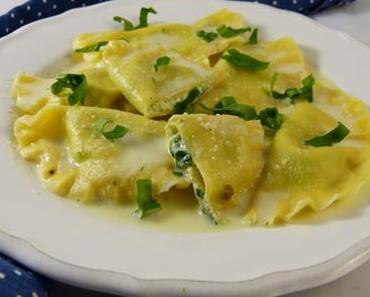 Mezzelune mit Bärlauchfüllung und Ziegenkäsesauce