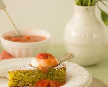 Pistazien-Kokos-Tarte mit Rhabarber-Kompott  und Vanille-Sahne
