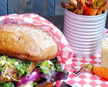 Homemade Veggie Burger mit Buchweizen-Rotebeete Patties & baked Carrots