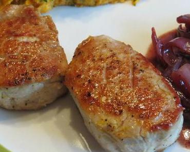 Schweinemedaillons vom Iberischen Schwein mit Rotwein-Balsamico-Zwiebeln