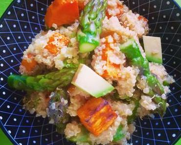 Quinoasalat mit grünem Spargel und ofengerösteten Süßkartoffeln