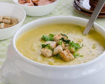 Wer hat hier seinen Teller nicht leer gegessen? – Kartoffel-Lauch-Suppe mit Bärlauchcroûtons und Wienerle