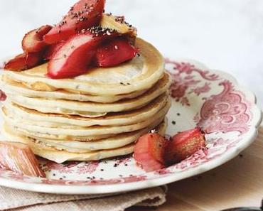 Chia-Pancakes mit Ofen-Rhabarber