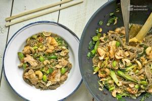 Soba-Nudeln mit Edamame und Lachs