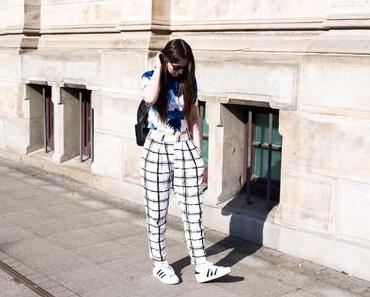 Mustermix mit Gitter-Hose und Cropped Top