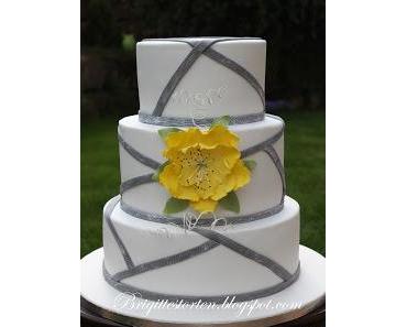 Hochzeitstorte/wedding cake weiß mit grauen Bändern und gelber Blume