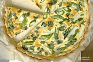 Quiche mit grünem Spargel und Kohlrabi