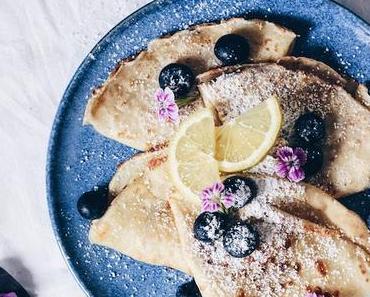 Klassische Pfannkuchen mit Blaubeeren & Zitrone