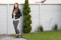 Leo Bluse mit Lederjacke und Lace-up Flats kombinieren