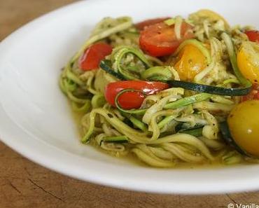 Zucchini-Nudeln mit Cocktailtomaten und Basikilumpesto