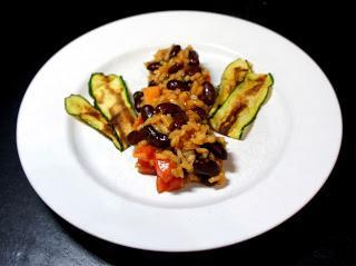Tomatenreis mit Zucchini-Chips