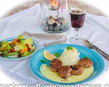 Midsommar in Schweden: Fischbällchen mit Currysauce und Reis