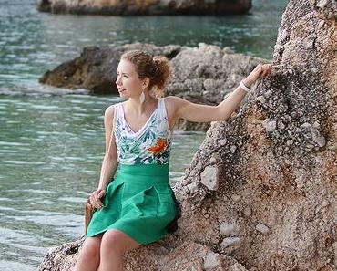 Outfit: Green flared skirt, waterfall top and fringe bag in Brela, Croatia