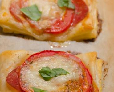 Schnelle Bätterteigteilchen Caprese (mit Tomate, Mozzarella, Basilikum und Provence-Kräutern)