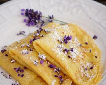Palatschinken mit Aprikosenmarmelade und Lavendelblüten