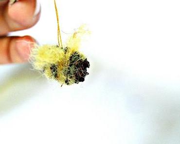 freitagsbasteln - Bienen aus Erlensamen