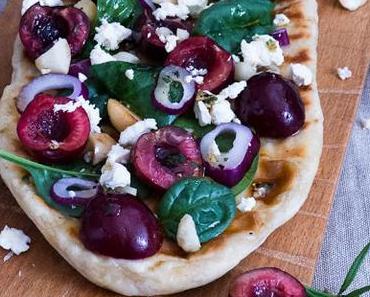 gegrilltes Pfannen Brot mit gerösteten Macadamia Nüssen, Feta, Kirschen & Baby Spinat