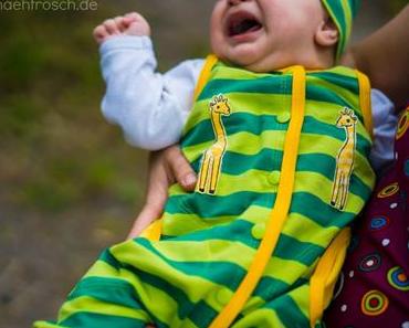 Baby in grün mit Giraffen und was ist der Unterschied zwischen Roomper, Jumpsuit und co?