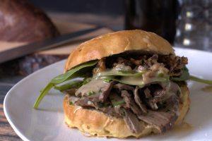 Sous-vide Kalbsherz im Honig-Mais Bun mit jungem Spinat