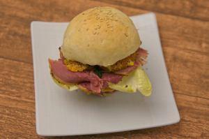 Pastrami Burger mit Orange und Cremolata