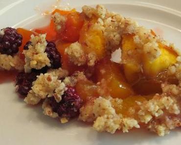 Mirabellen-Aprikosen Crumble mit Brombeeren