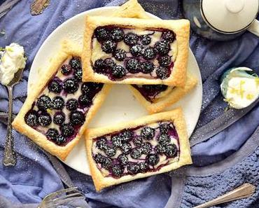 Schnelle Blaubeer-Frischkäse-Blätterteigschnitten für Rosy