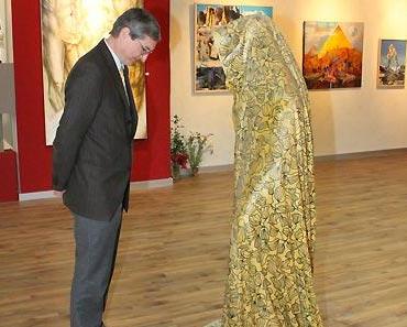 Galerist Hubert Thurnhofer vor dem Werk "Der Wächter des Lichtes" von Manfred Kielnhofer.