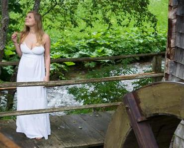 Weißes Sommerkleid im Märchenwald