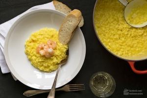 Safran-Risotto mit gebratenen Garnelen