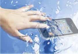 Smartphone unter Wasser? So kannst du dein Smartphone vielleicht noch retten!