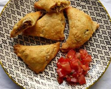 Turnovers mit schwarzen Bohnen, Mais und Hüttenkäse