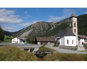 Alpenglühen: bunte Häuser und Berge