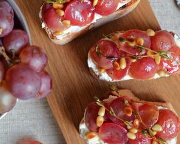 Hallo Herbst: Bruschetta mit Thymian-Trauben und Ricotta