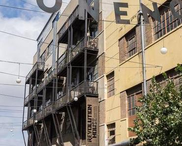 Feuer in der Nacht am Ort des Lichts