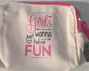 essence Girls just wanna have Fun cosmetic bag 01 all we wanna do is have some fun (LE) + essence Girls just wanna have Fun duo nail polish 03 we're happy together (LE)