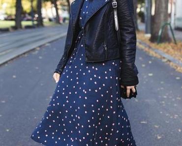 Herbstoutfit mit Midikleid und Lederjacke
