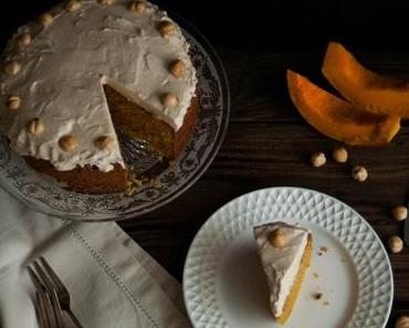 Kürbiskuchen mit gerösteten Haselnüssen und zimtigem Cream Cheese Frosting