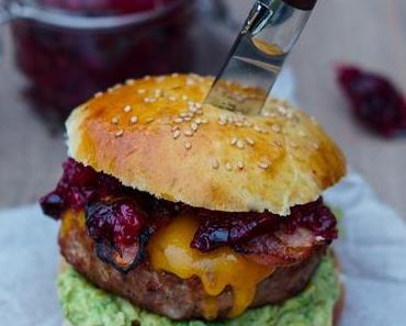 Pork-Burger mit Avocado und Cranberry-Chutney