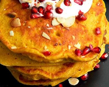 Kürbis-Ricotta-Pancakes mit Kokos-Schmand-Topping
