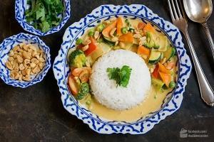Gelbes Thai-Curry mit Erdnussbutter