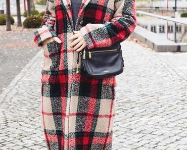 Winter-Outfit mit kariertem Mantel, Rollkragenpullover und Zign Ankle Boots