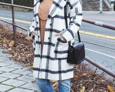 Outfit mit Rüschen-Pullover, Kariertem Mantel und Adidas Stan Smith Sneakers