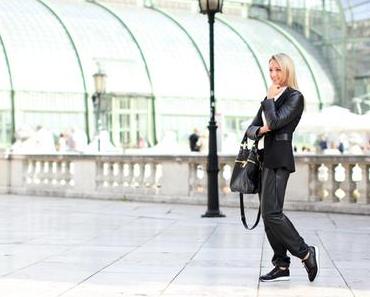 Chic & casual: Track pants, sneakers & blazer