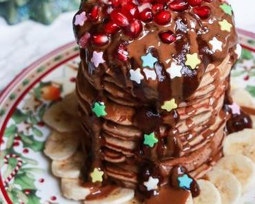 Lebkuchen Pancakes mit Haselnuss-Schokosauce und Früchten