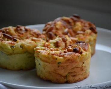 Herzhafte Zucchinimuffins mit Feta und Pinienkernen