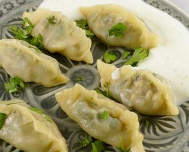 Momos mit Spinat, Linsen und Joghurt-Zitronen-Dipp