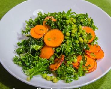 Grünkohl Salat mit Erbsen und Möhren